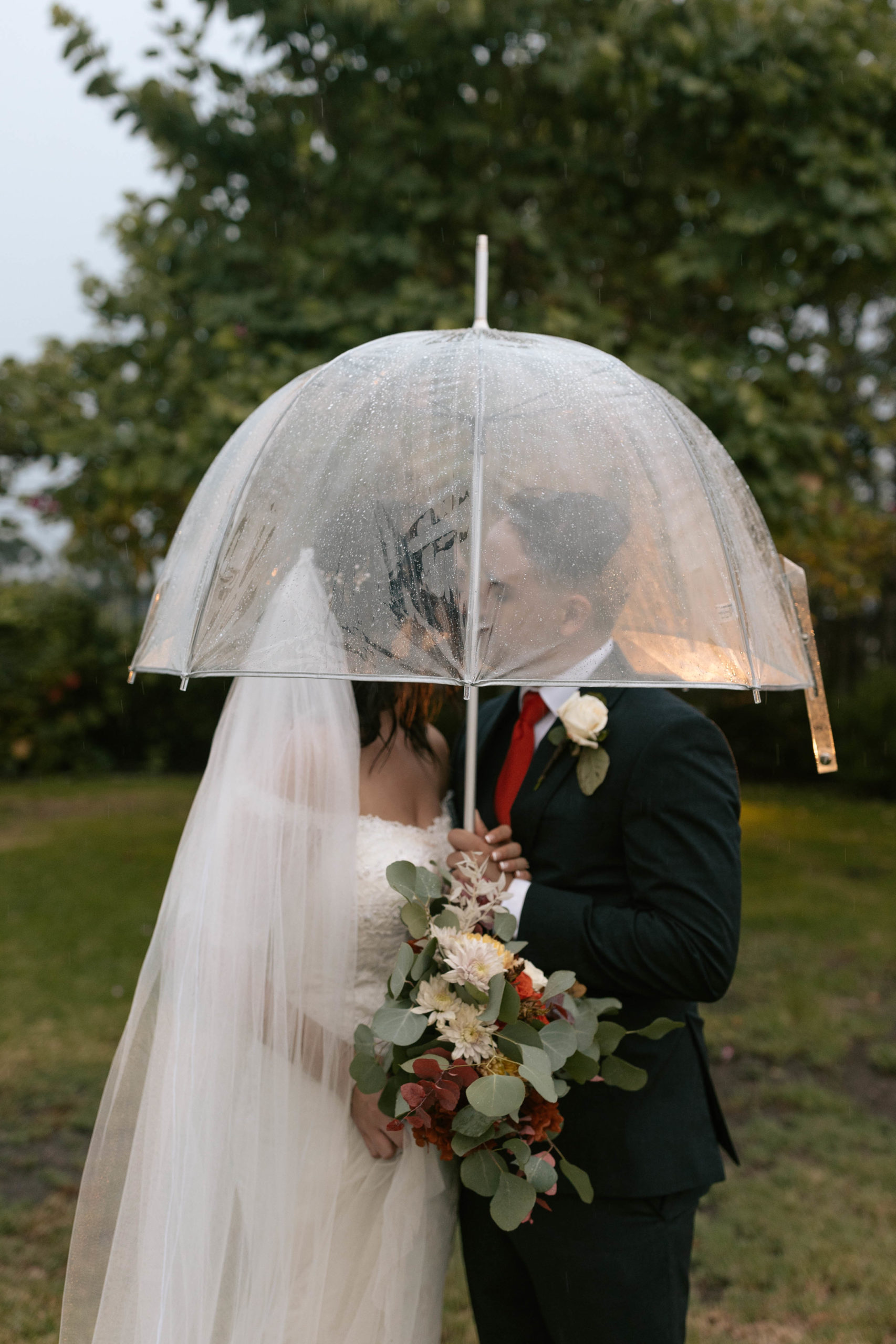 rainy day wedding at the Newland barn